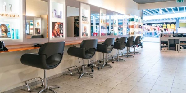 Arlinda de l'Atelier Intermède partage sa passion pour les extensions adhésives à Lausanne